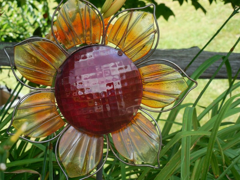 8 Best Outdoor Metal Flowers Garden Stakes 2020 Buyer's Guide Best Garden Outdoor
